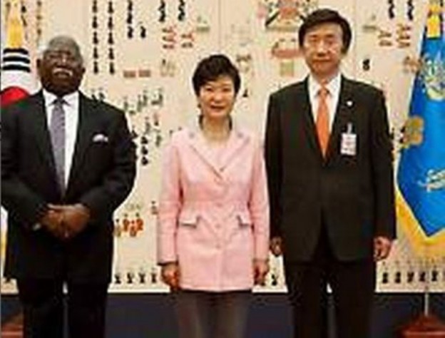 Zambias-Ambassador-to-Korea-Mumba-S.-Kapumpa-S.C-presented-his-Credentials-624x474.jpg